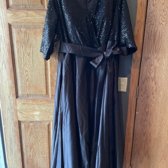 Black 28W Plus Size Sequined Satin Formal Dress - Picture 2 of 5